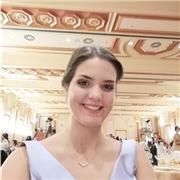 Studentessa laureata impartisce lezioni per studenti delle superiori